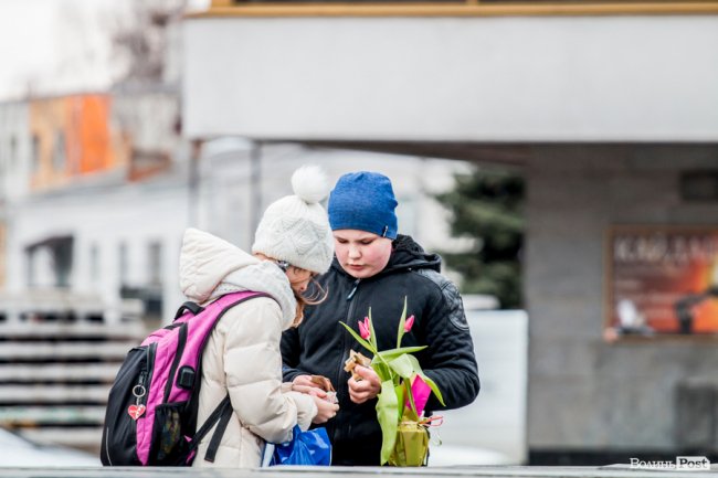 За день до свята: Луцьк накрила тюльпанова лихоманка. ФОТО