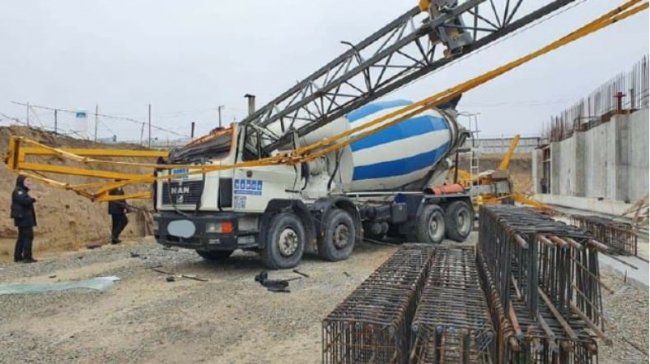 У Дніпрі будівельний кран упав на кабіну бетонозмішувача, водій загинув