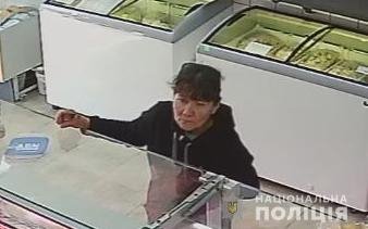 У Луцьку встановлюють особу жінку, яку підозрюють у крадіжках. ФОТО