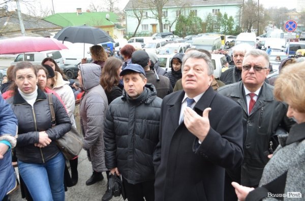 У Луцьку «базарники» пікетують міськраду. ФОТО