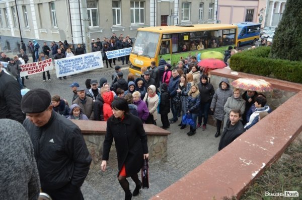 У Луцьку «базарники» пікетують міськраду. ФОТО