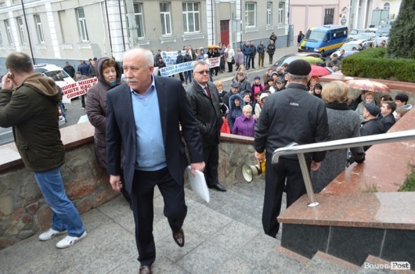 У Луцьку «базарники» пікетують міськраду. ФОТО