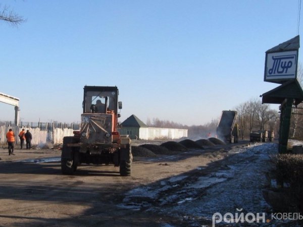 У Ковелі дорогу асфальтують по замерзлих калюжах