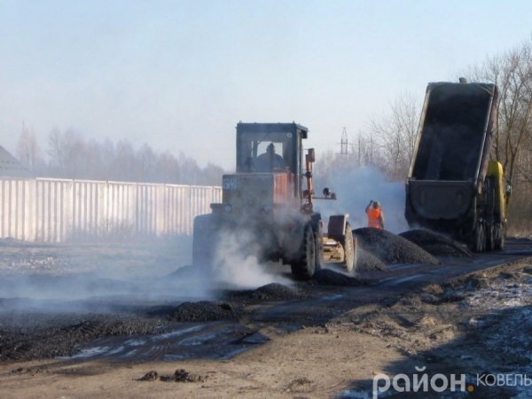 У Ковелі дорогу асфальтують по замерзлих калюжах