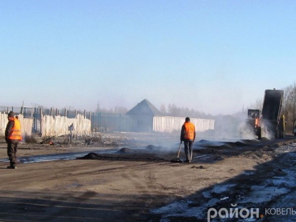 У Ковелі дорогу асфальтують по замерзлих калюжах