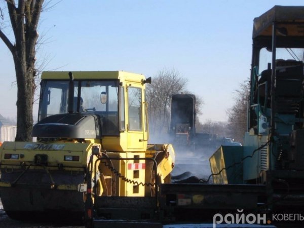 У Ковелі дорогу асфальтують по замерзлих калюжах