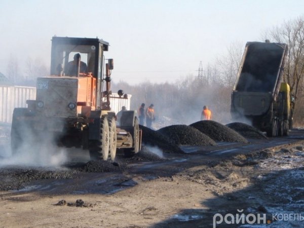 У Ковелі дорогу асфальтують по замерзлих калюжах