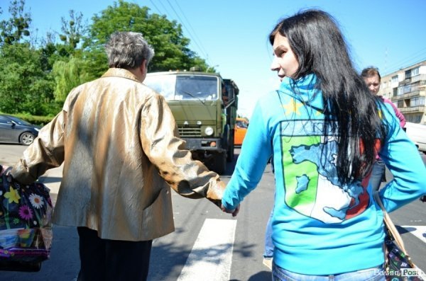 Обурені мешканці обваленого будинку перекрили дорогу. ФОТО