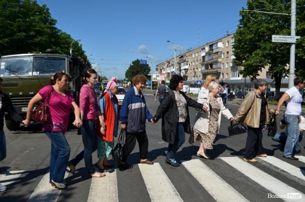 Обурені мешканці обваленого будинку перекрили дорогу. ФОТО