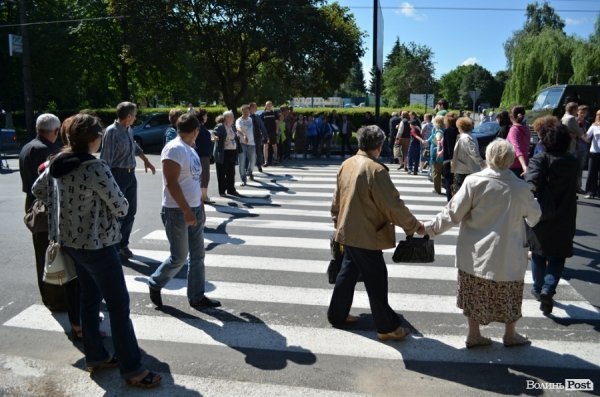 Обурені мешканці обваленого будинку перекрили дорогу. ФОТО