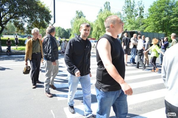 Обурені мешканці обваленого будинку перекрили дорогу. ФОТО