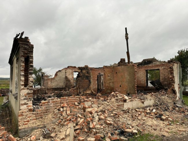 На будинок впав боєприпас з літака: на Волині постраждалій сім'ї збирають кошти