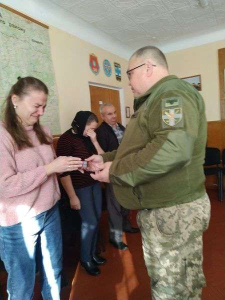 Вдові загиблого військового з Волині вручили посмертний орден чоловіка. ФОТО