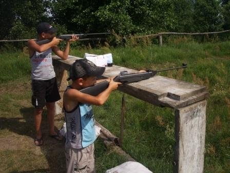 Юних ковельчан вчили боротися в лісі. ФОТО