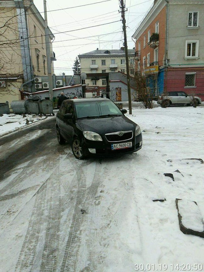 Луцькі муніципали покарали автохамів. ФОТО