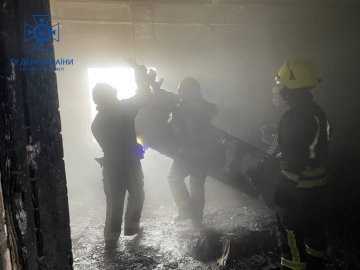 На Волині горів житловий будинок: з пожежі врятували чоловіка