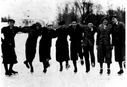 Ковзани, санчата та зимові стильні волинянки 1920-х років. ФОТО