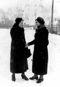 Ковзани, санчата та зимові стильні волинянки 1920-х років. ФОТО