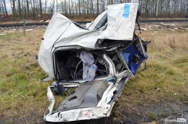 Залишки від кабіни, де був водій вантажівки