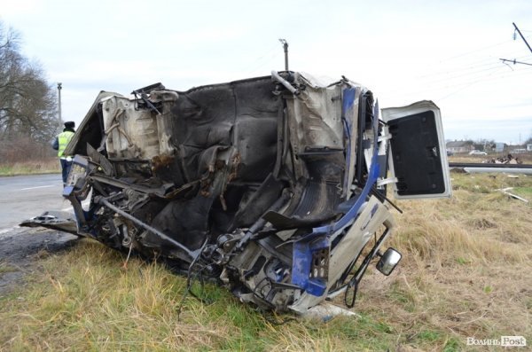 залишки від кабіни, де був водій вантажівки
