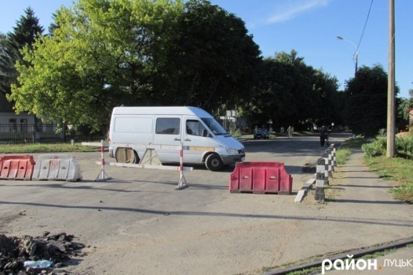 У Луцьку закрили переїзд через колію. ФОТО