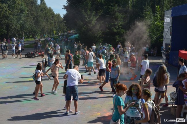 Кольорова подія року: як у Луцьку святкують День молоді. ФОТО