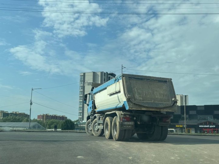 Лучани скаржаться на рух багатотонних вантажівок вулицею Зарічною