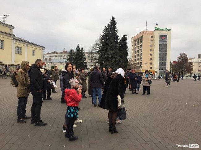 У центрі Луцька збирають кошти на відбудову військового госпіталю