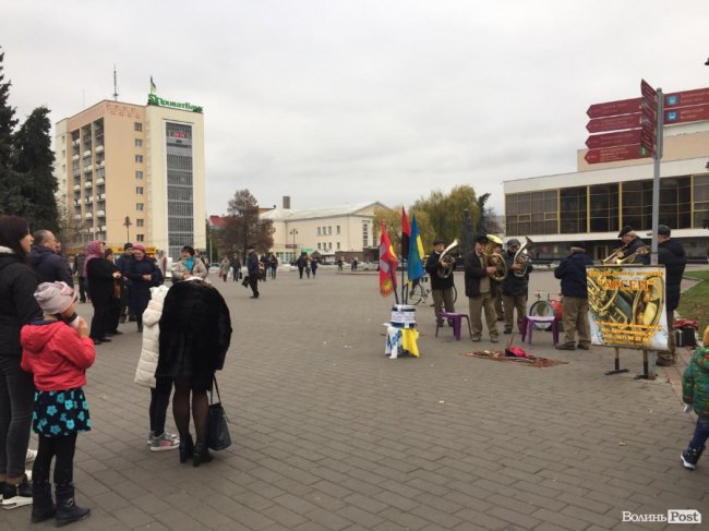 У центрі Луцька збирають кошти на відбудову військового госпіталю
