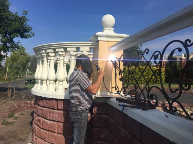 Волинянин подарував рідному місту власноруч облаштовану терасу