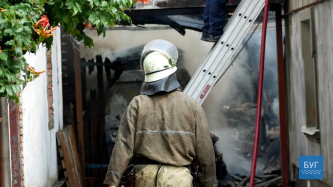 Деталі пожежі у Володимирі, у якій горів будинок та гараж з авто. ФОТО