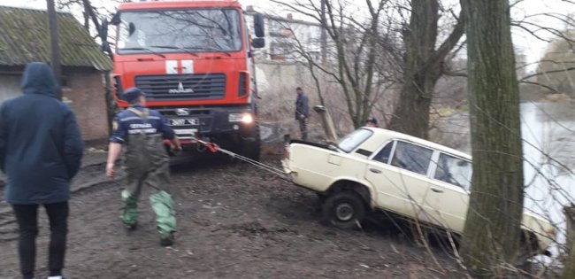 На Волині рятувальники витягнули з водойми авто