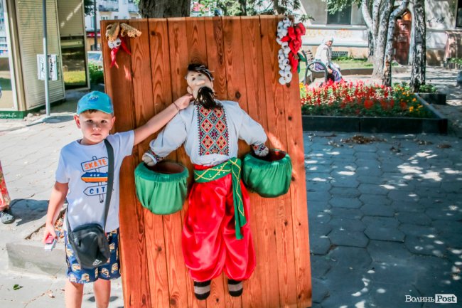 Народні розваги і море людей: в центрі Луцька «гуляє» етнофестиваль. ФОТО 