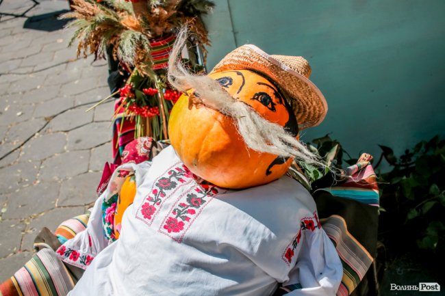 Народні розваги і море людей: в центрі Луцька «гуляє» етнофестиваль. ФОТО 