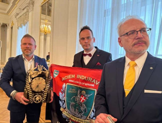 Прапор волинської бригади волонтери передали президенту Латвії. ФОТО