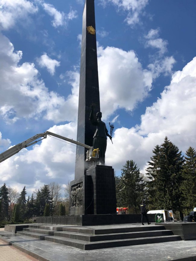 У Луцьку на меморіалі замінили гранітні плити, які зіпсували вандали 