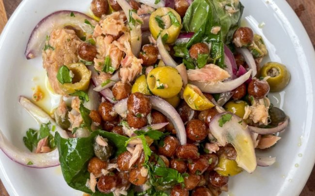 Салат із тунцем — корисна дієтична страва