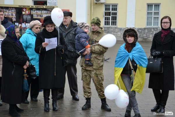 У центрі Луцька - флешмоб на підтримку Надії Савченко. ФОТО