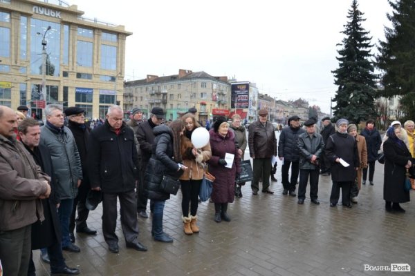 У центрі Луцька - флешмоб на підтримку Надії Савченко. ФОТО