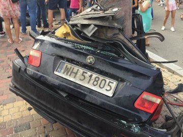 На величезній швидкості BMW збив зупинку та пошкодив три автівки. ФОТО. ВІДЕО