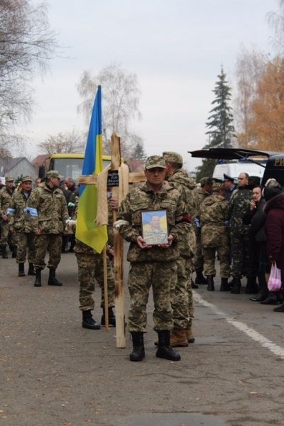 Волинського офіцера поховали в Чернівцях. ФОТО