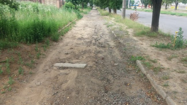 Лучани просять відновити «розбомблену» пішохідну доріжку. ФОТО