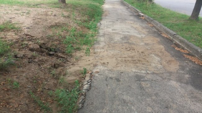 Лучани просять відновити «розбомблену» пішохідну доріжку. ФОТО