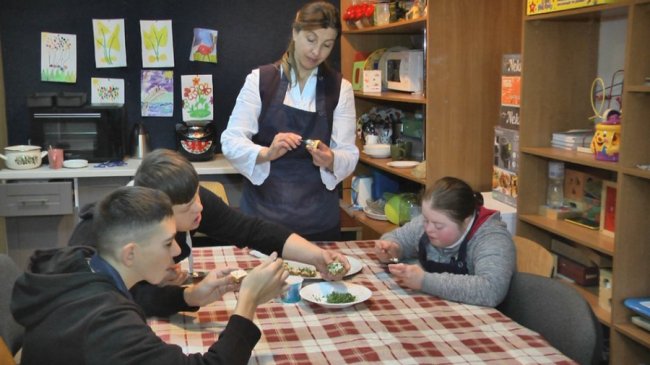 Як у Луцьку діти із синдромом Дауна вирощують мікрозелень. ФОТО