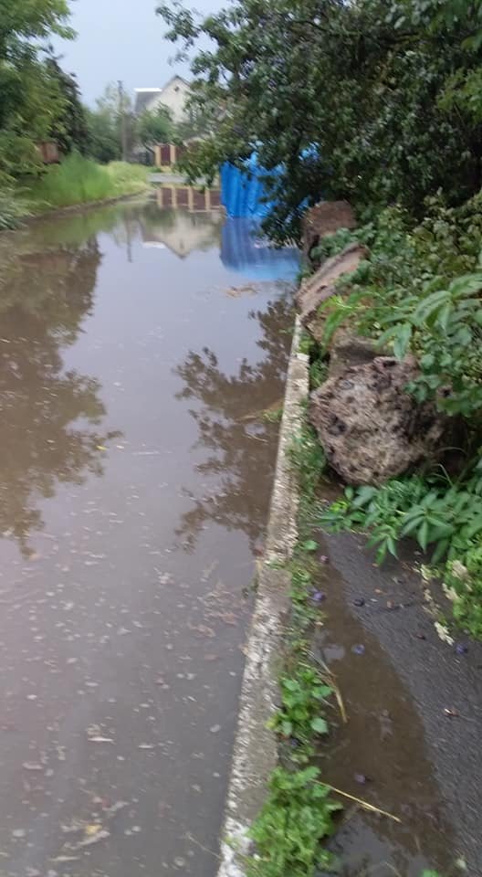 У селищі на Волині через негоду затопило вулицю. ФОТО