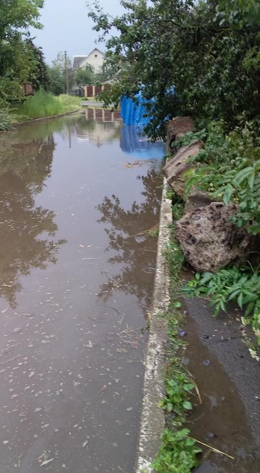 У селищі на Волині через негоду затопило вулицю. ФОТО