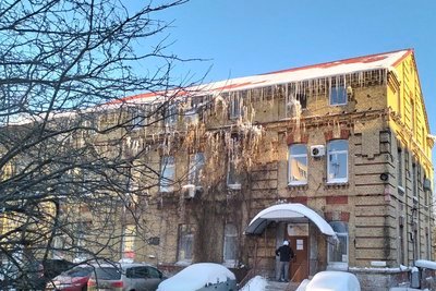 Як у Луцьку борються з бурульками та снігом на дахах. ВІДЕО