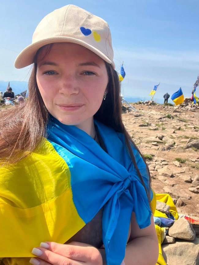 Волинянка зійшла на Говерлу в пам'ять про загиблого на війні чоловіка. ФОТО