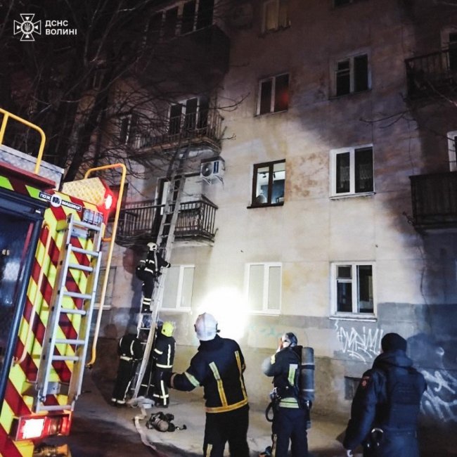 У Луцьку з палаючої квартири врятували чоловіка