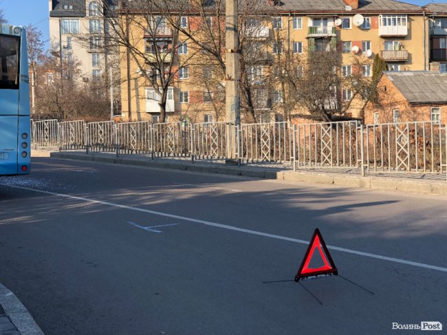 У центрі Луцька — ДТП за участю маршрутки і тролейбуса. ФОТО 